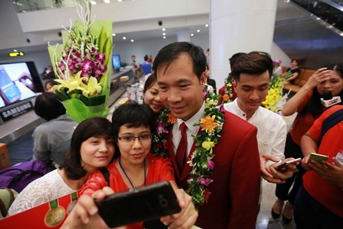 Les sportifs vietnamiens participant aux JO de Rio rentrés à Hanoi - ảnh 2